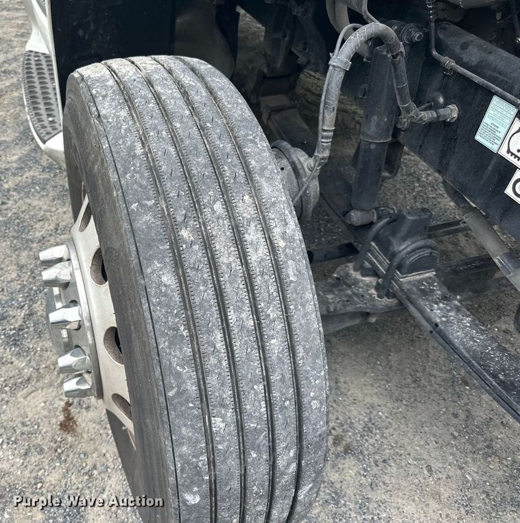 image for item NN9476 2019 Peterbilt  579 semi truck