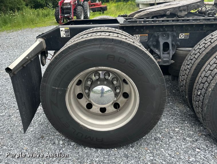 image for item NN9476 2019 Peterbilt  579 semi truck