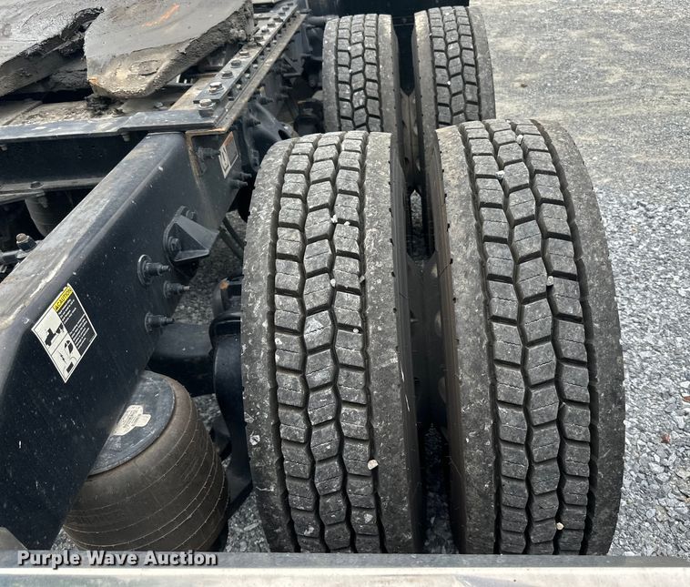 image for item NN9476 2019 Peterbilt  579 semi truck