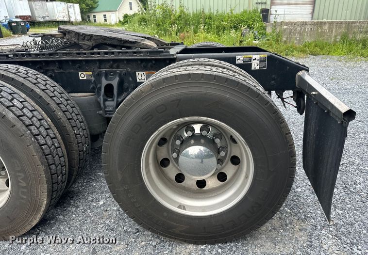 image for item NN9476 2019 Peterbilt  579 semi truck