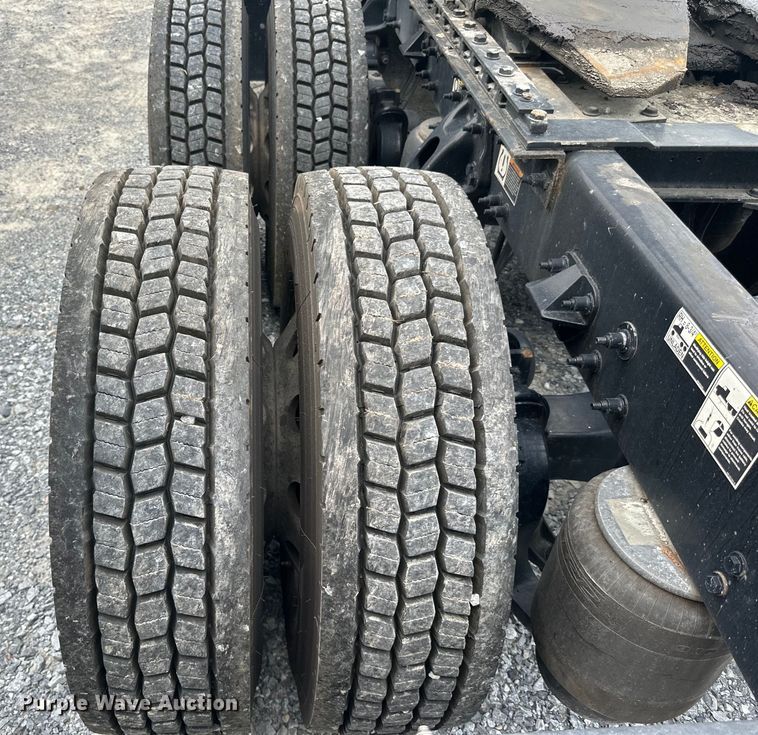 image for item NN9476 2019 Peterbilt  579 semi truck