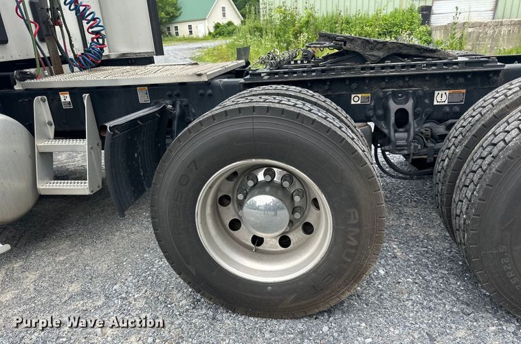 image for item NN9476 2019 Peterbilt  579 semi truck