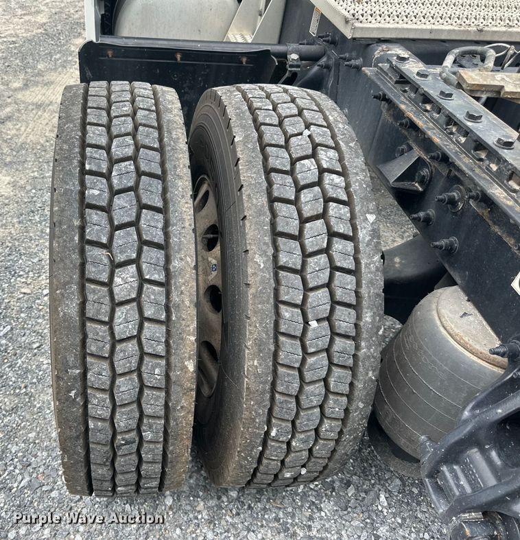 image for item NN9476 2019 Peterbilt  579 semi truck