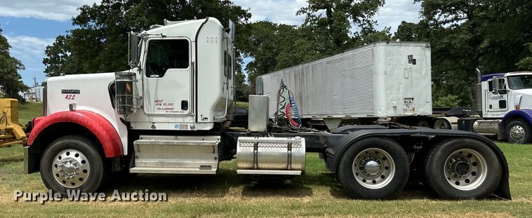 image for item NQ9670 2010 Kenworth  W900 semi truck