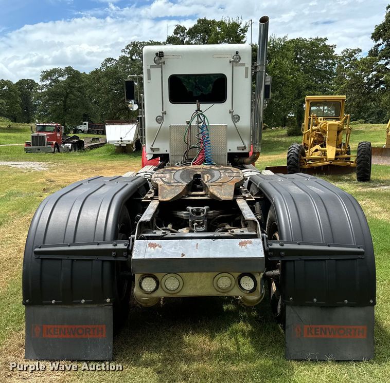 image for item NQ9670 2010 Kenworth  W900 semi truck
