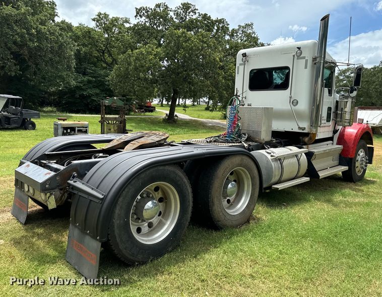 image for item NQ9670 2010 Kenworth  W900 semi truck