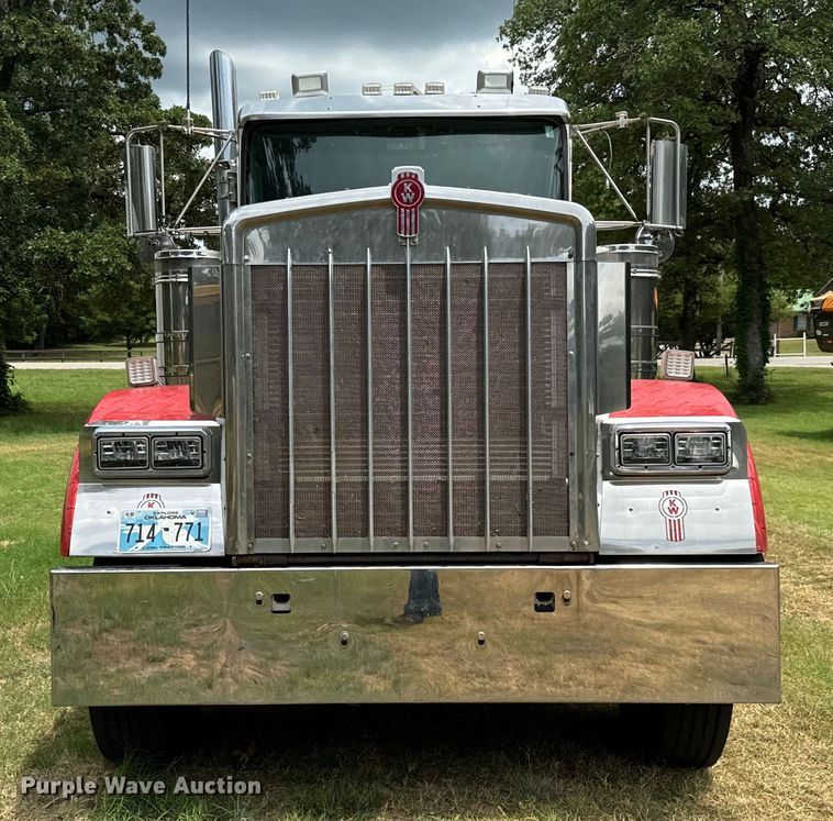 image for item NQ9670 2010 Kenworth  W900 semi truck