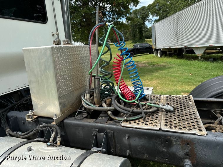 image for item NQ9670 2010 Kenworth  W900 semi truck