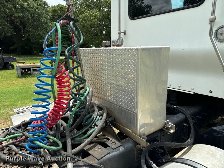 image for item NQ9670 2010 Kenworth  W900 semi truck