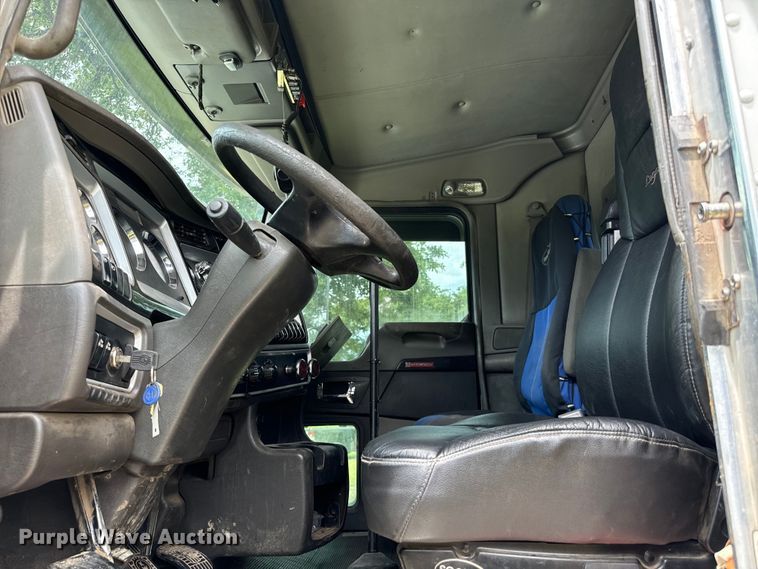 image for item NQ9670 2010 Kenworth  W900 semi truck