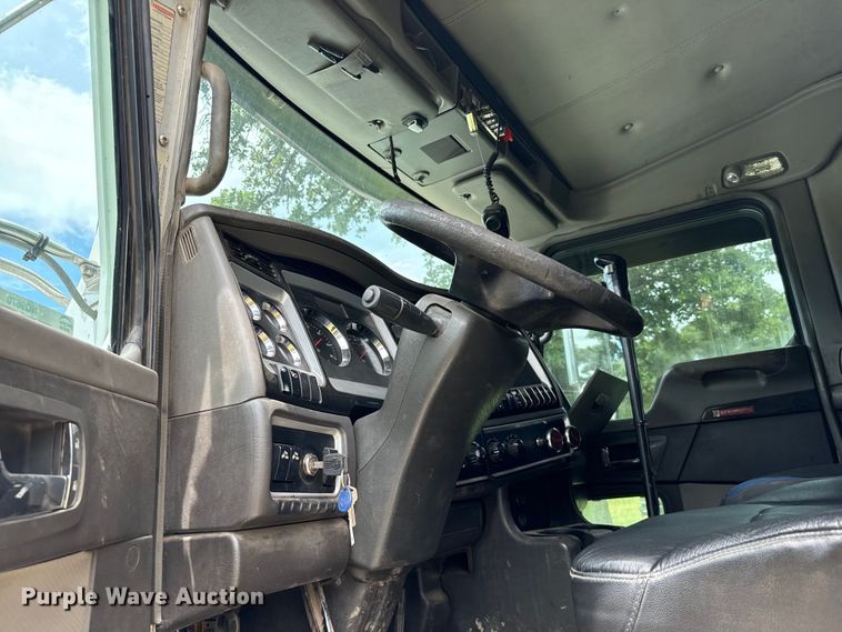 image for item NQ9670 2010 Kenworth  W900 semi truck
