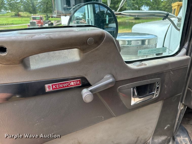 image for item NQ9670 2010 Kenworth  W900 semi truck