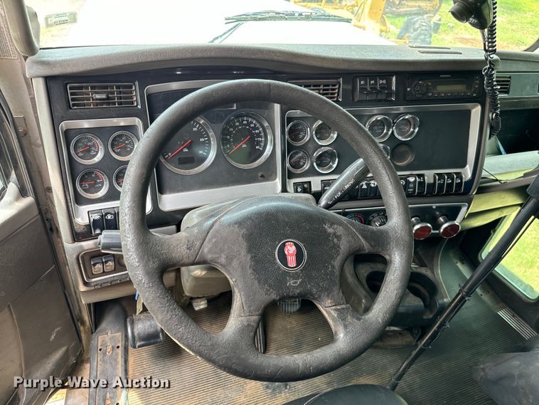 image for item NQ9670 2010 Kenworth  W900 semi truck