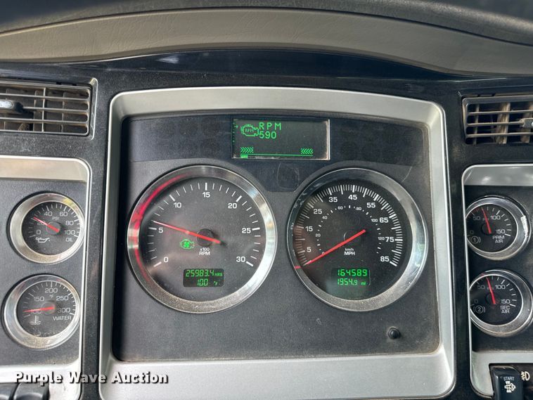 image for item NQ9670 2010 Kenworth  W900 semi truck