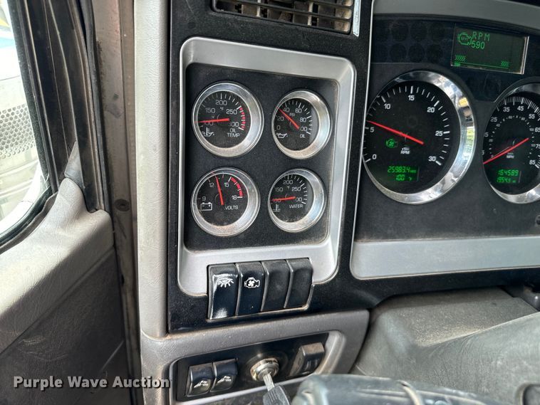 image for item NQ9670 2010 Kenworth  W900 semi truck