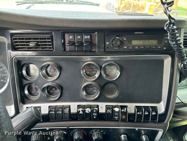 image for item NQ9670 2010 Kenworth  W900 semi truck