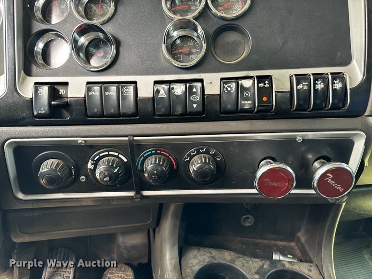 image for item NQ9670 2010 Kenworth  W900 semi truck