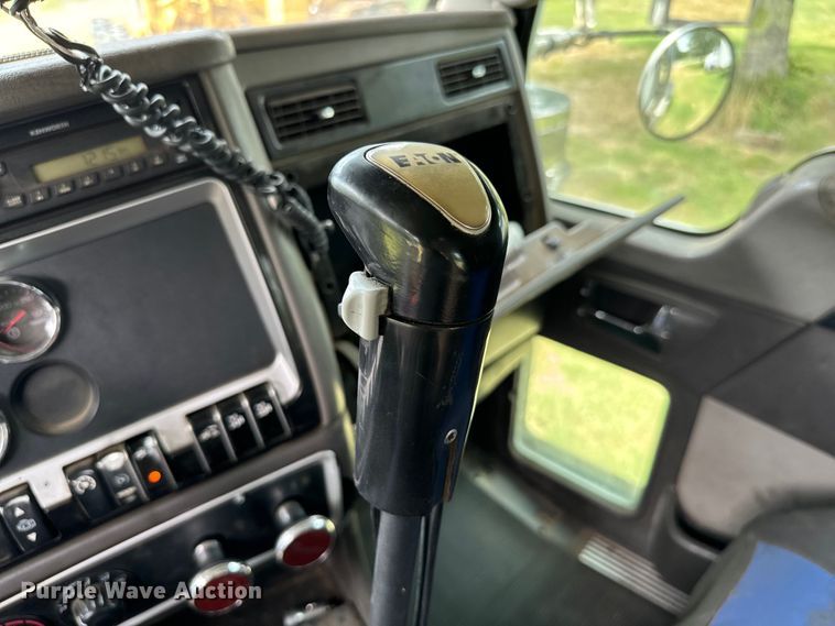 image for item NQ9670 2010 Kenworth  W900 semi truck