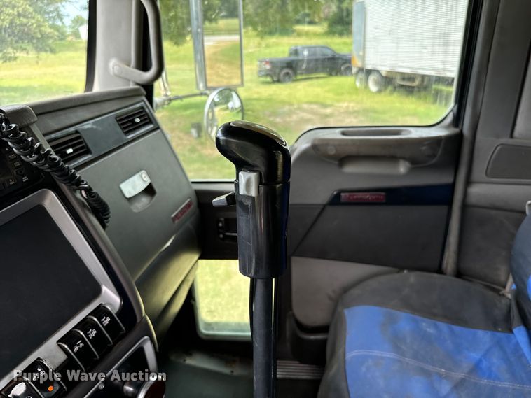 image for item NQ9670 2010 Kenworth  W900 semi truck