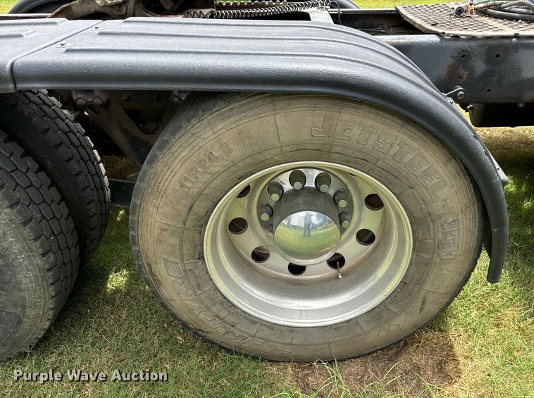 image for item NQ9670 2010 Kenworth  W900 semi truck