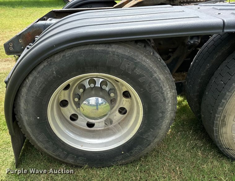 image for item NQ9670 2010 Kenworth  W900 semi truck