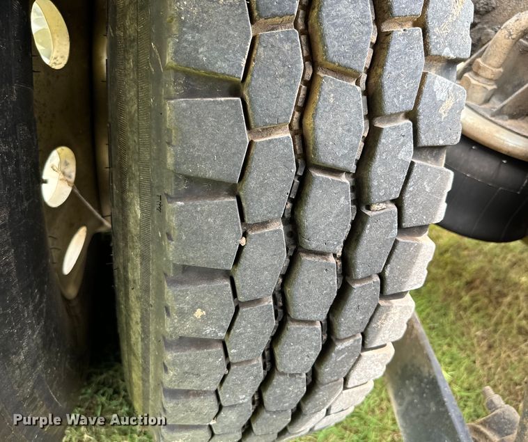 image for item NQ9670 2010 Kenworth  W900 semi truck