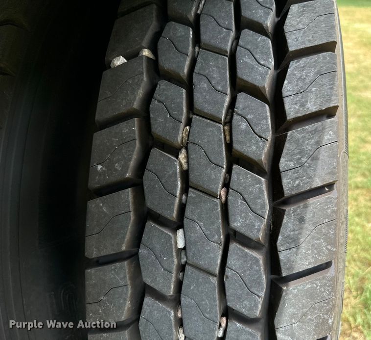 image for item NQ9670 2010 Kenworth  W900 semi truck