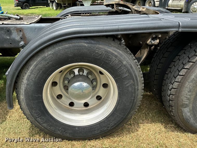 image for item NQ9670 2010 Kenworth  W900 semi truck