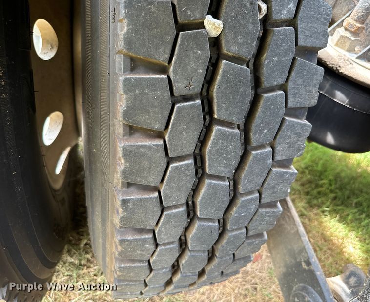 image for item NQ9670 2010 Kenworth  W900 semi truck