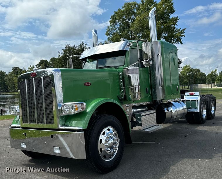 image for item NQ9676 2021 Peterbilt  389 semi truck