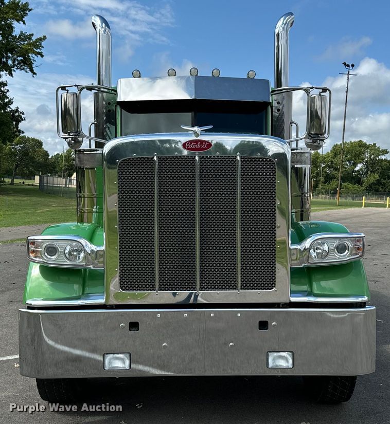 image for item NQ9676 2021 Peterbilt  389 semi truck