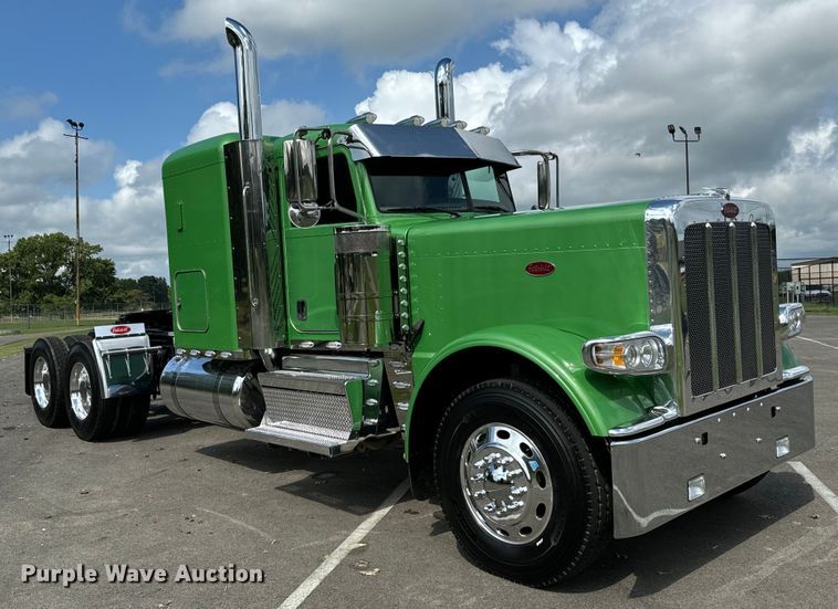 image for item NQ9676 2021 Peterbilt  389 semi truck