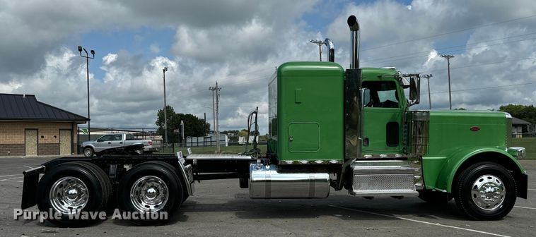 image for item NQ9676 2021 Peterbilt  389 semi truck