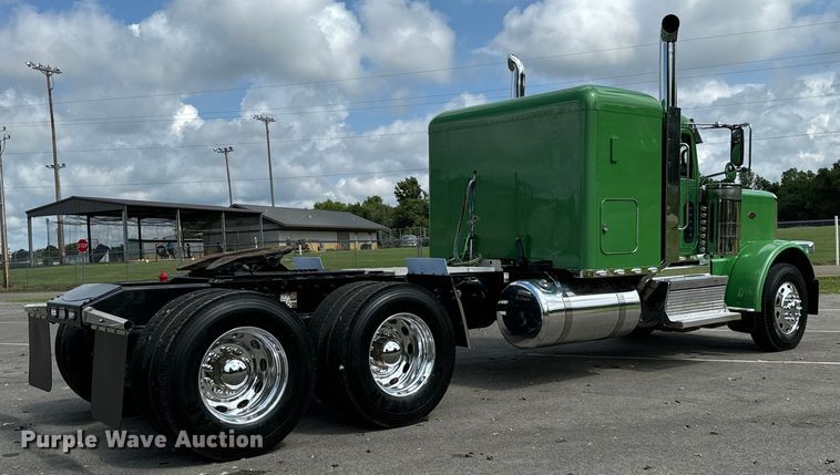 image for item NQ9676 2021 Peterbilt  389 semi truck