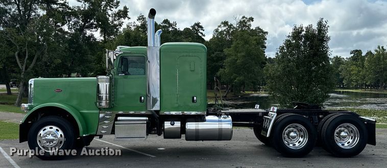 image for item NQ9676 2021 Peterbilt  389 semi truck
