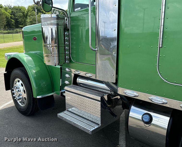 image for item NQ9676 2021 Peterbilt  389 semi truck