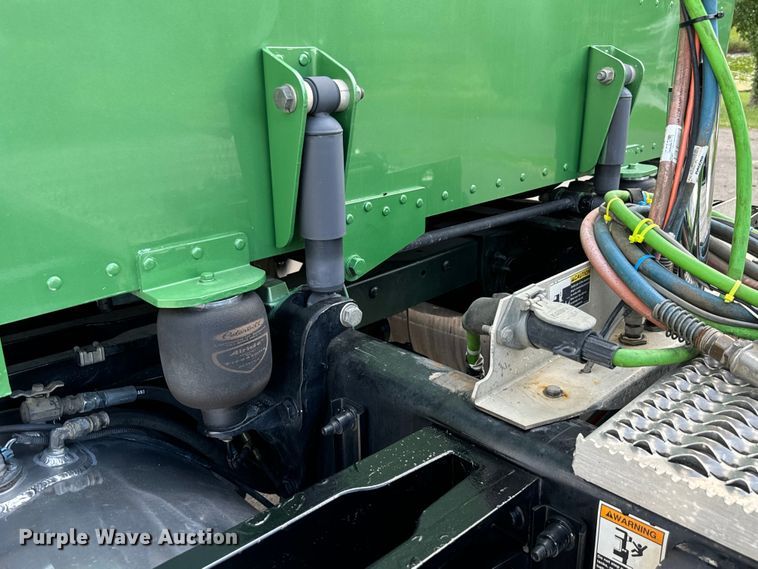 image for item NQ9676 2021 Peterbilt  389 semi truck