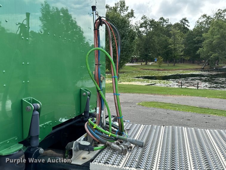 image for item NQ9676 2021 Peterbilt  389 semi truck