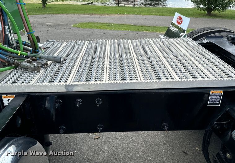 image for item NQ9676 2021 Peterbilt  389 semi truck