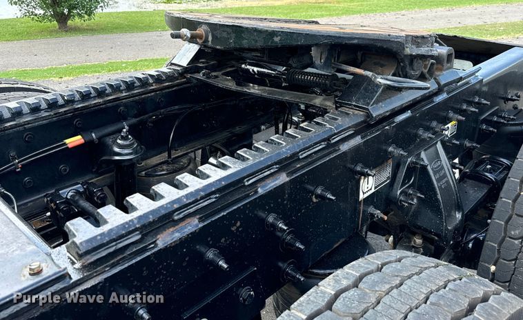 image for item NQ9676 2021 Peterbilt  389 semi truck