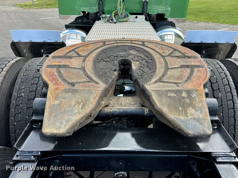 image for item NQ9676 2021 Peterbilt  389 semi truck