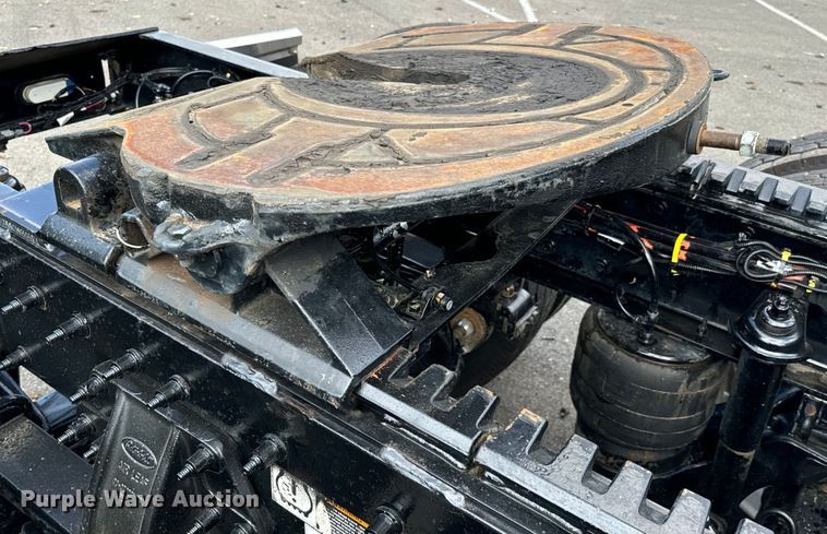 image for item NQ9676 2021 Peterbilt  389 semi truck