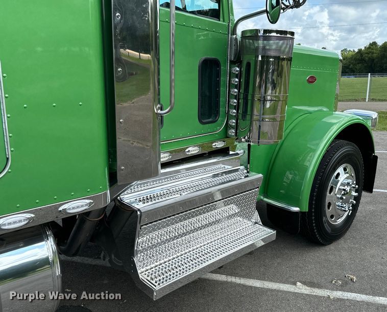 image for item NQ9676 2021 Peterbilt  389 semi truck