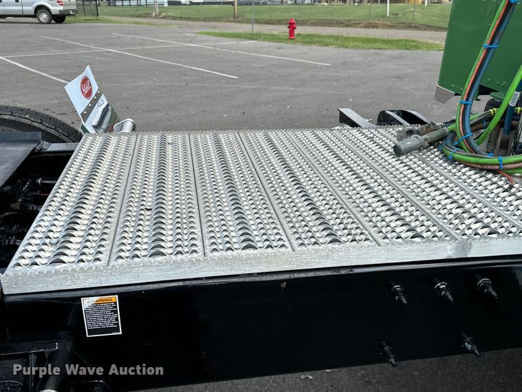 image for item NQ9676 2021 Peterbilt  389 semi truck