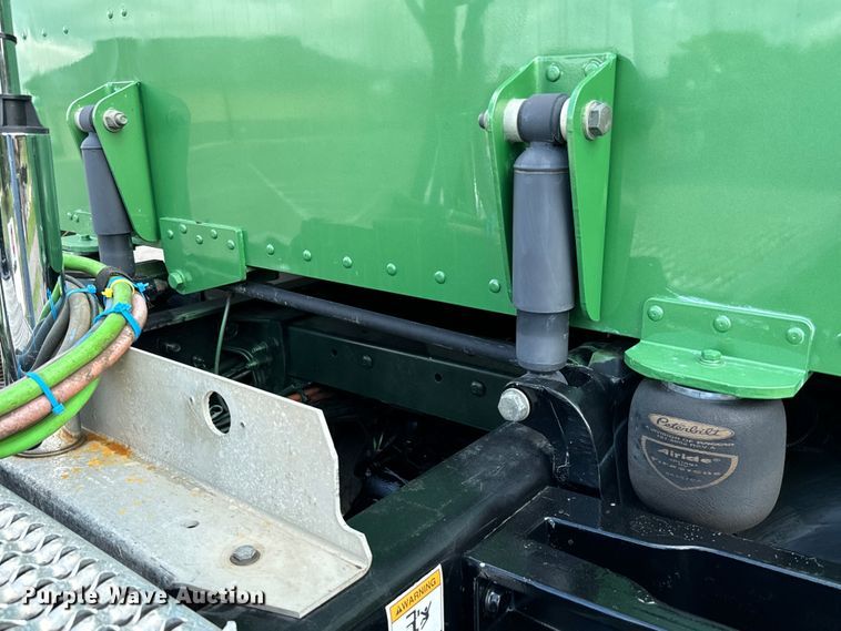 image for item NQ9676 2021 Peterbilt  389 semi truck