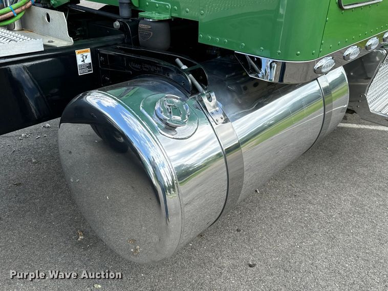 image for item NQ9676 2021 Peterbilt  389 semi truck