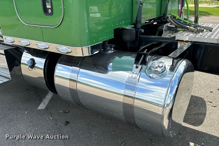 image for item NQ9676 2021 Peterbilt  389 semi truck