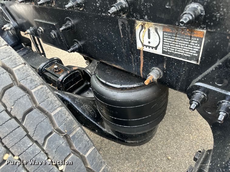 image for item NQ9676 2021 Peterbilt  389 semi truck