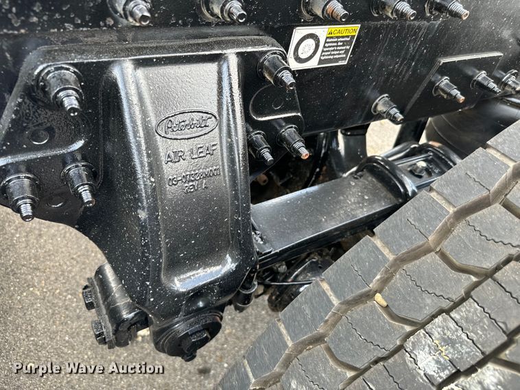 image for item NQ9676 2021 Peterbilt  389 semi truck