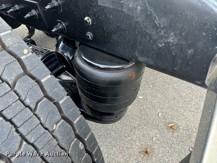 image for item NQ9676 2021 Peterbilt  389 semi truck